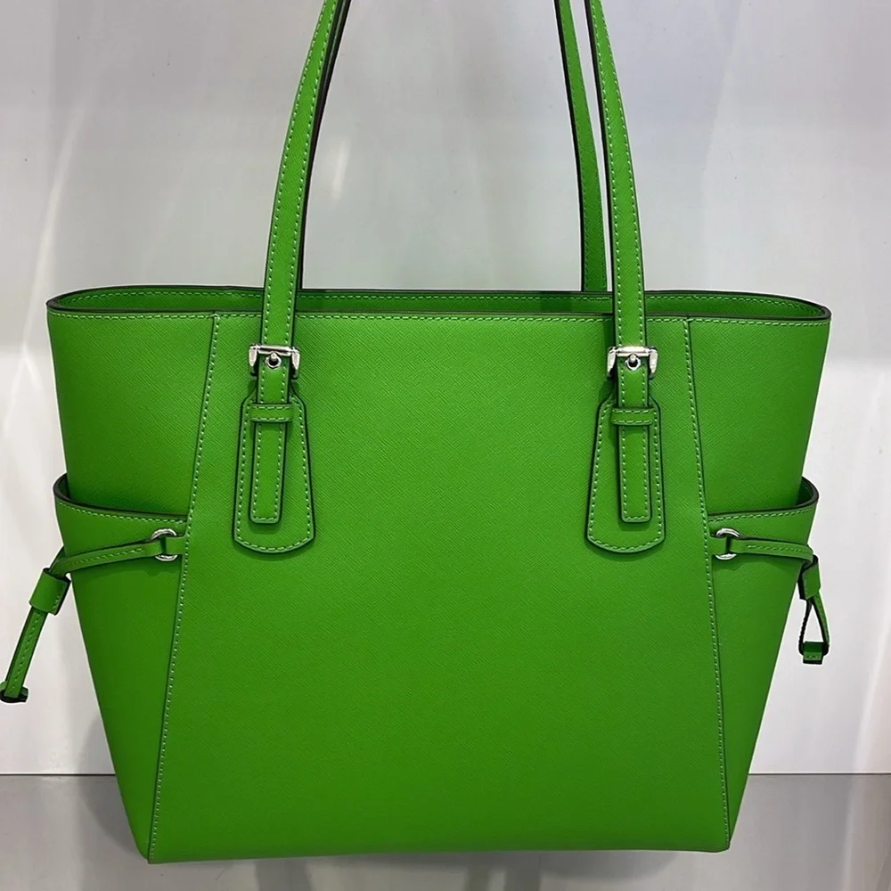 Michael Kors Voyager Large Saffiano Leather Tote Bag
Jungle Green
NWT - Picture 16 of 16